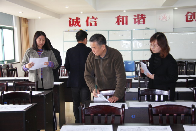 總建筑師由學(xué)函組織各部門(mén)建筑專(zhuān)業(yè)負(fù)責(zé)人對(duì)手繪作品進(jìn)行評(píng)比（網(wǎng)用）.jpg