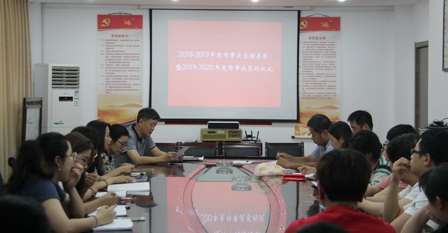 總經理李星衛(wèi)宣講表彰上年度優(yōu)秀師傅的決定（網用）.jpg