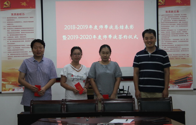 董事長翟一鳴（右）為優(yōu)秀師傅頒獎1（網用）.jpg