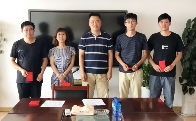 董事長翟一鳴（中）為優(yōu)秀師傅頒獎（網用）.jpg