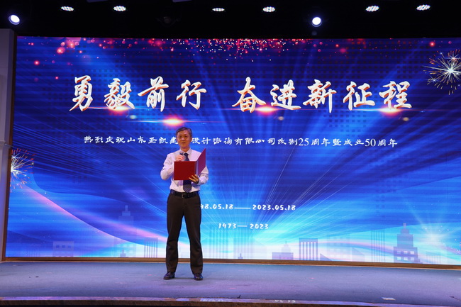 （外網(wǎng)用）5、總經(jīng)理宣布藝術(shù)作品評(píng)比結(jié)果.jpg